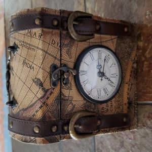 Pirates treasure chest. With clock. Battery included.